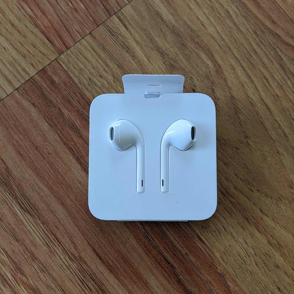 BRAND NEW APPLE EARBUDS